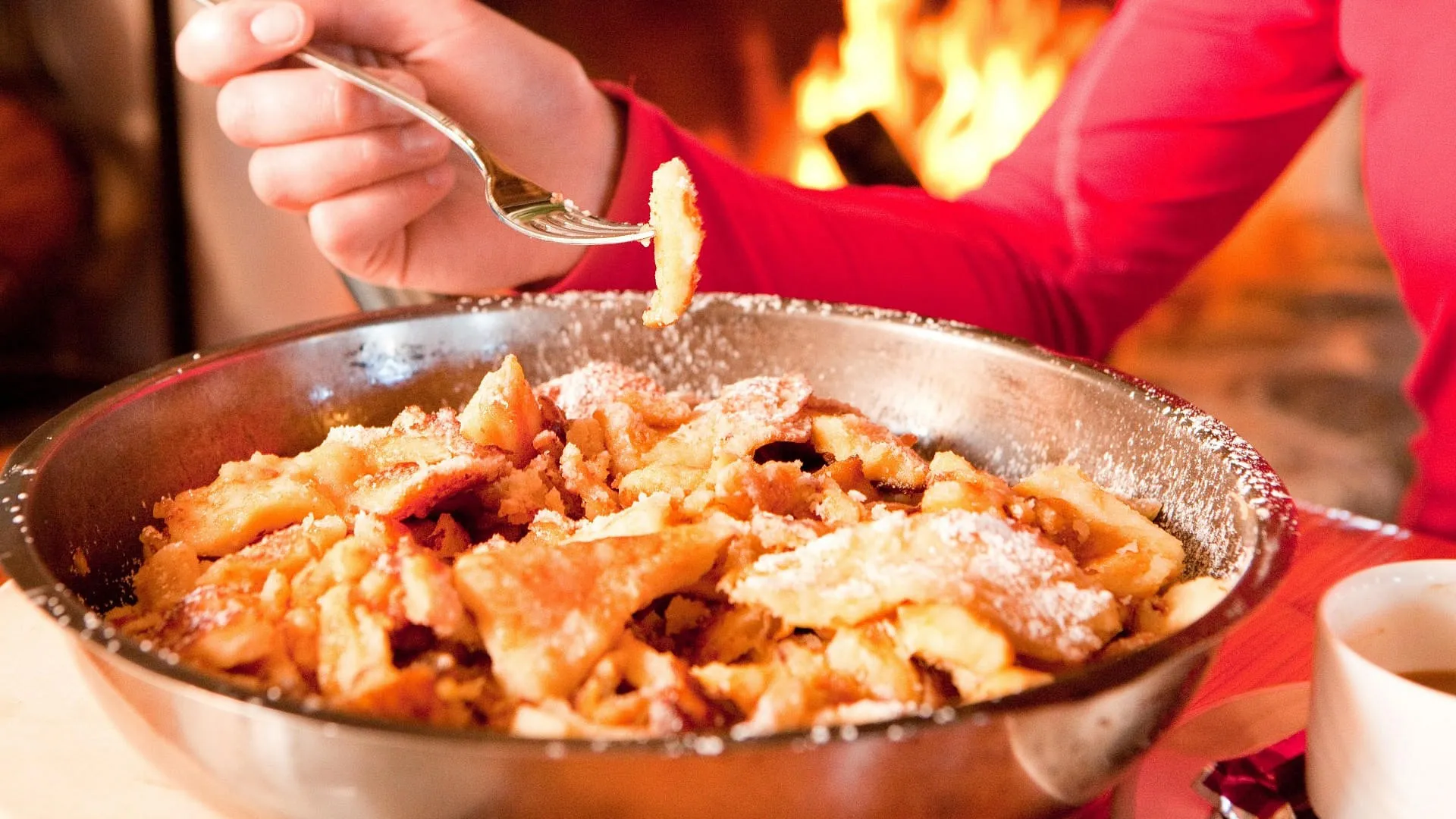 hd-wilder-kaiser-kaiserschmarrn-in-der-huette-vor-kaminfeuerCjohannesfelsch